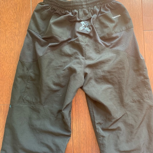 Adidas boy shorts, size: 140cm. Color Grey - Picture 3 of 3
